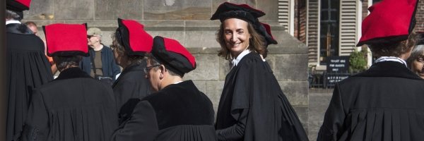 Vrouwelijke hoogleraar in de stoet voor de opening van het academische jaar in Groningen 