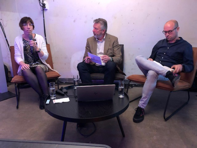 Amber Geurts tijdens een panelgesprek bij de Dutch Design Week