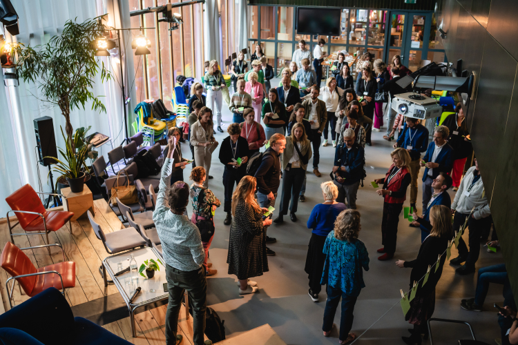 Deelnemers in actie tijdens het symposium over macht