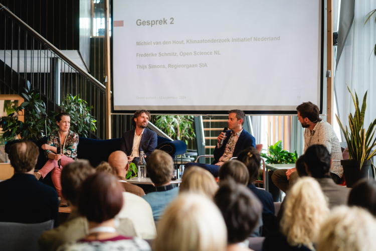 Schmitz, Van den Hout en Simons (links), Kupper (rechts)