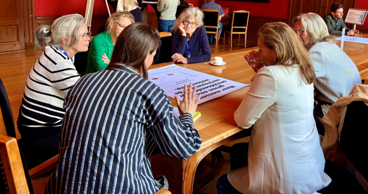 6 mensen praten over een stelling