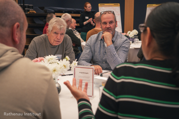 Mensen aan een tafel