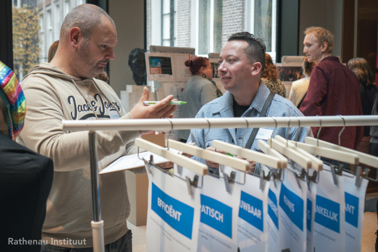 Twee mensen bij een rek met eigenschappen