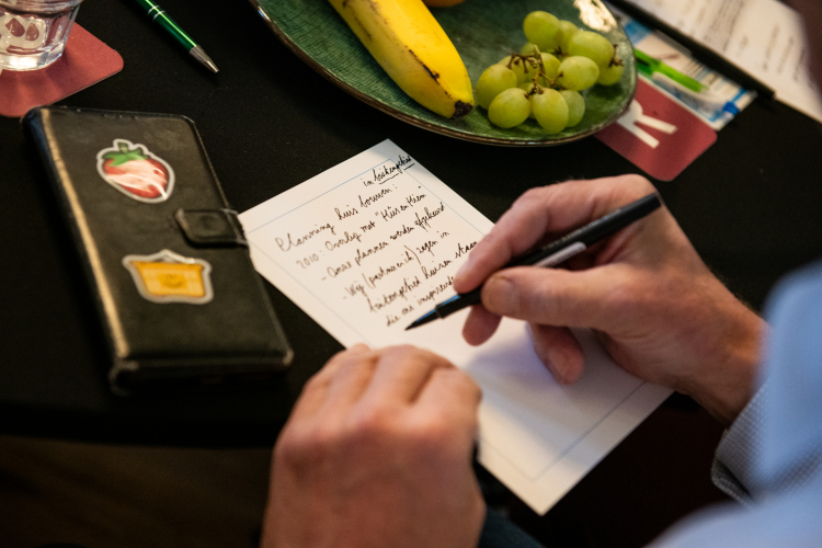 Persoon schrijft ervaring op en bedenkt welke waarden erbij horen