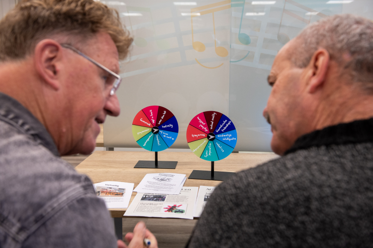 Twee mannen praten over de toekomst van digitalisering