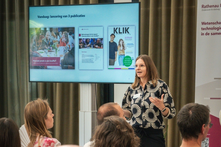 Onderzoekscoordinator Linda Kools spreekt zaal toe