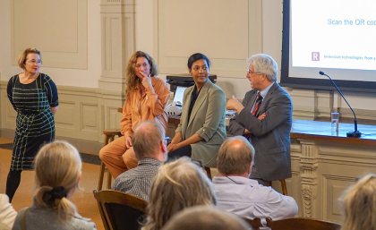 De sprekers van het symposium met elkaar in gesprek