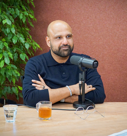 Haroon Sheikh tijdens de opnames van Verrekijkers