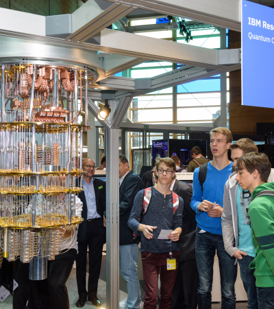 Bezoekers staan bij quantumtechnologie van IBM