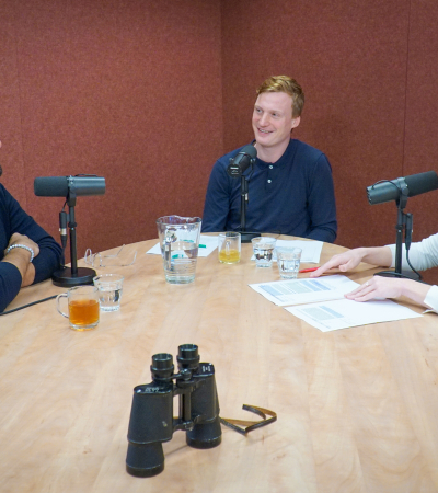 Opname van de podcast Verrekijkers met aan tafel hosts Simone en Djurre en gast Haroon Sheikh