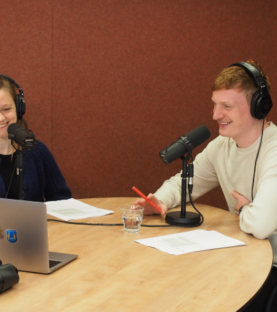 Hosts Djurre en Marleen praten via liveverbinding met Sigrid in België