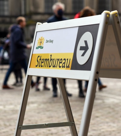 Bordje met de weg naar het stembureau