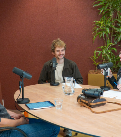 Jaap Henk Hoepman, Wouter Nieuwenhuizen en Simone Harmsen zitten aan tafel voor de podcastopname