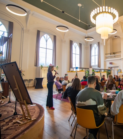 Willemine Willems spreekt de zaal toe in Lemmer