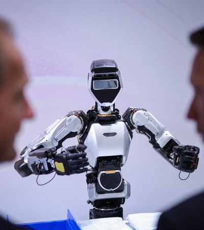 Twee mannen in pak die naar een rotot kijken