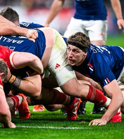 Rugbyspelers in een scrum