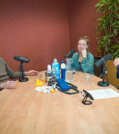Arnold Stokking, Marleen Schuijer en Vincent Lagendijk tijdens de opnames van Verrekijkers