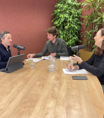 Martijn Kitzen, Chris Eveleens en Nuweira van Goens tijdens de opname van Verrekijkers