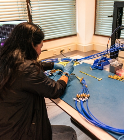 Een medewerker van Delft Circuits werkt aan cryogene bekabeling voor quantumcomputers.