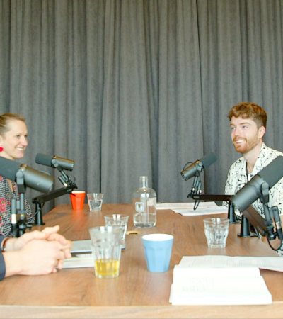 Laurens, Linda, Felienne en Timo in de Podcaststudio
