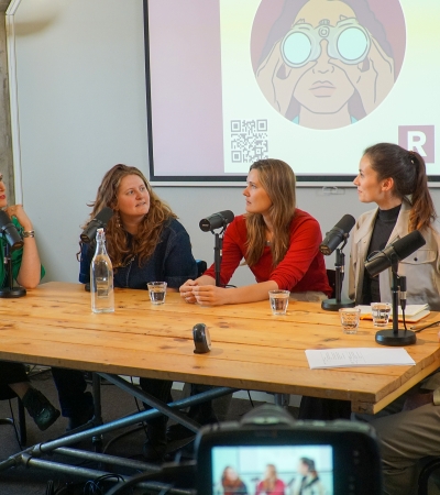 Timo Nieuwenhuis, Marit de Jong, Eva Hofman, Lotje Beek en Esther Hammelburg aan tafel tijdens de opname