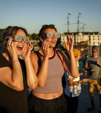 Twee personen kijken naar eclips