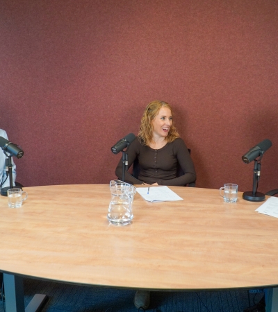 Peter de Keijzer, Eline Slagboom en Timo Nieuwenhuis aan tafel bij Verrekijkers