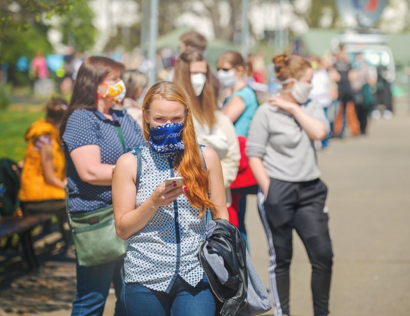 Mensen met mondkapjes op in het park