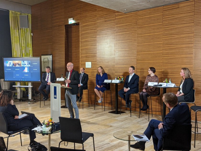TAB-directeur Armin Grünwald geeft een presentatie met op de achtergrond Duitse parlementariërs en medewerkers van het Rathenau Instituut.