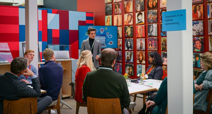 Deelnemers gaan in gesprek over opgroeien in de digitale samenleving