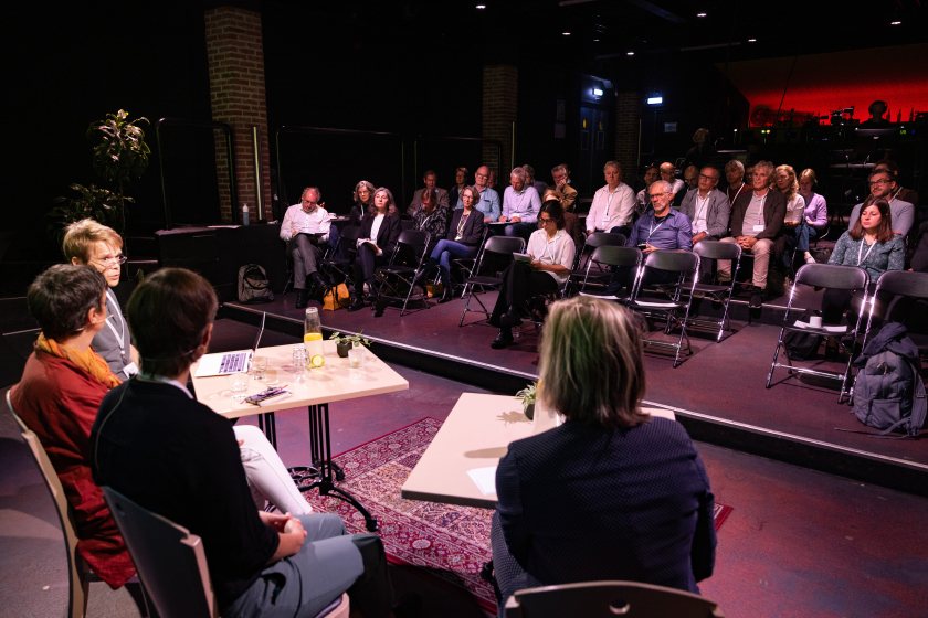 Bezoekers van de bijeenkomst in Den Bosch luisteren naar de internationale deskundigen.