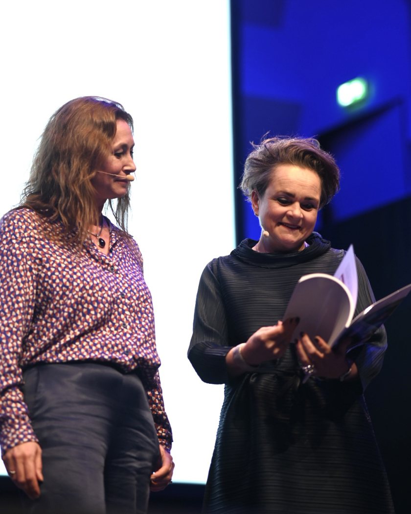 Staatssecretaris van Huffelen neemt de publicatie in ontvangst van coördinator Mariette van Huijstee