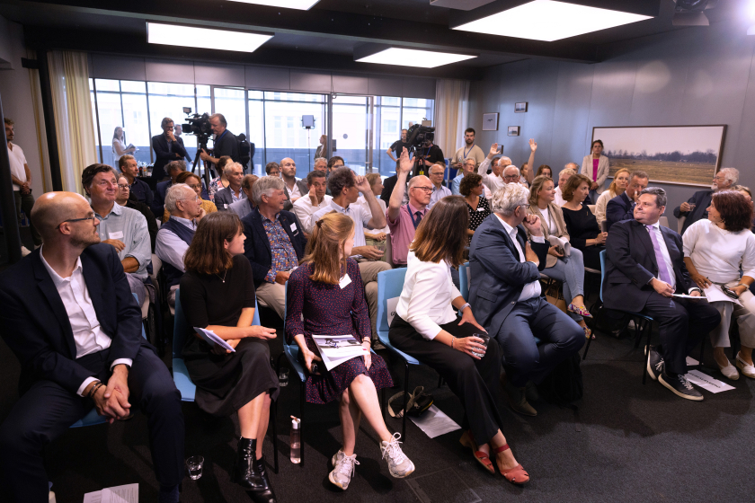 Zaal met mensen bij overhandiging rapport Nu samen stappen maken. Foto: Dirk Hol