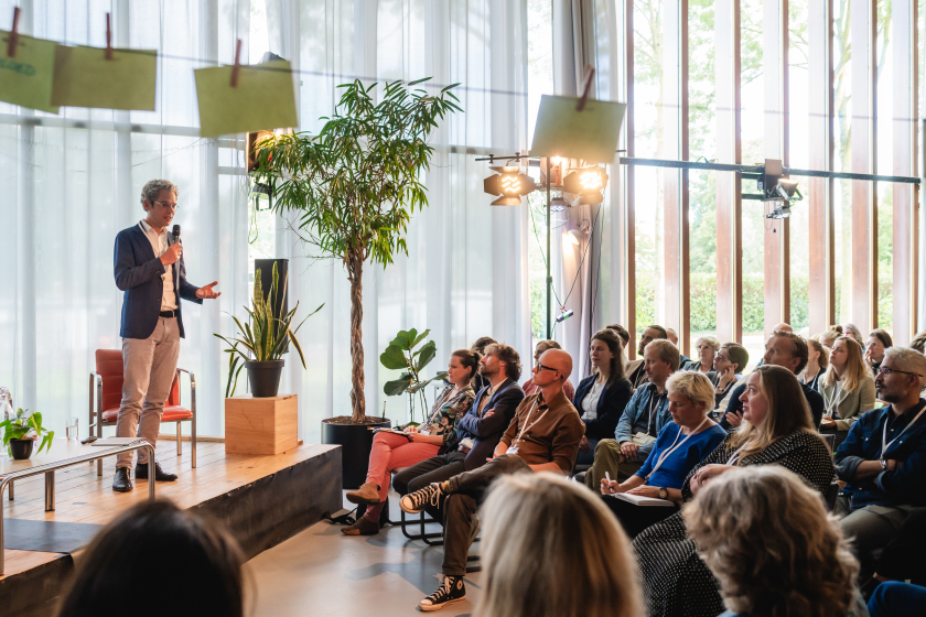 Laurens Hessels bij het symposium over macht