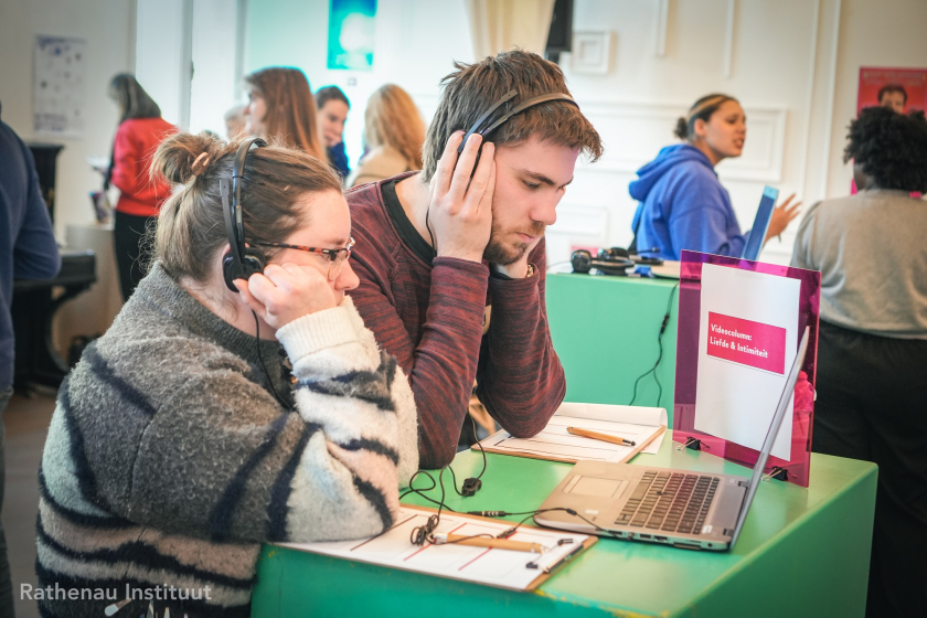 Twee personen doen de tech-expo
