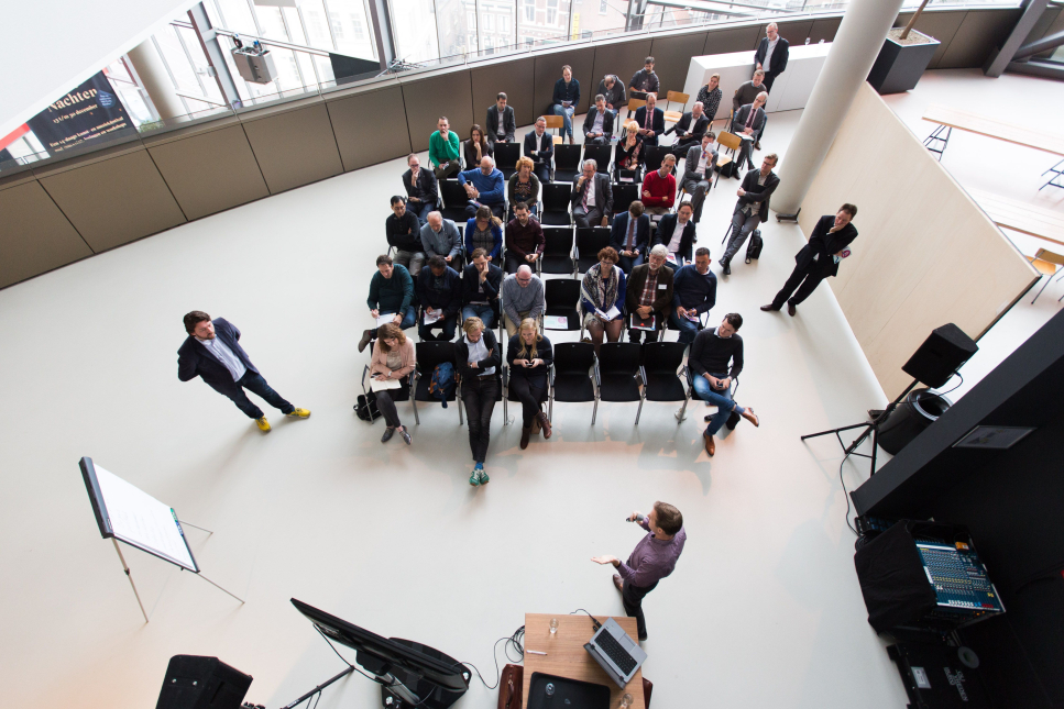 Bijeenkomst van ambtenaren op een ministerie