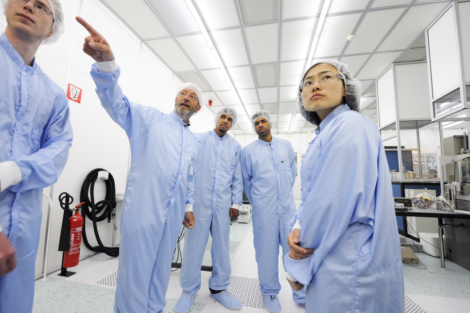 Onderzoekers aan het werk in een laboratorium van de TU Eindhoven