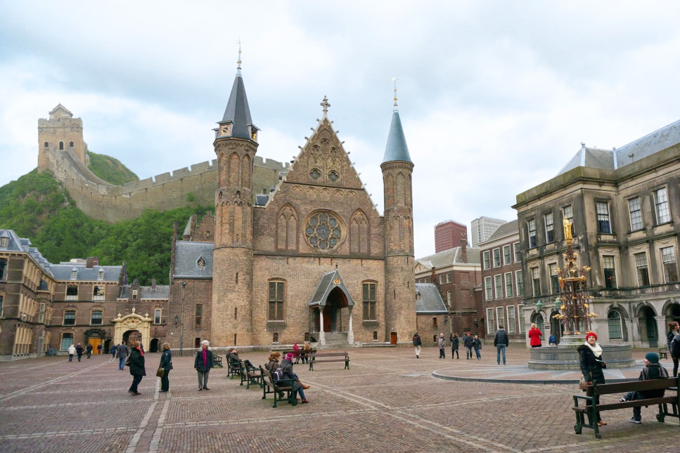 Nep echt - Het Binnenhof met de Chinese muur