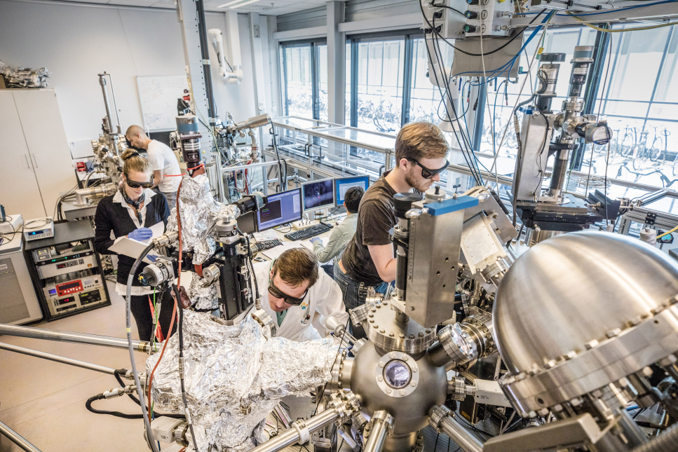 Onderzoekers van de Universiteit Twente werken in een laboratorium