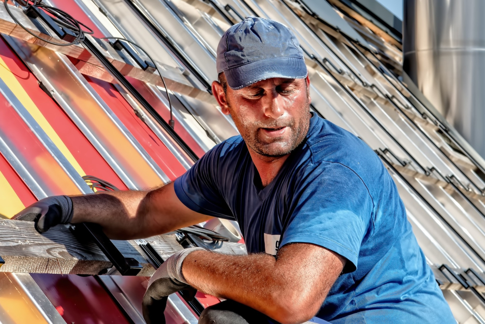 Een dak wordt klaargemaakt voor zonnepanelen