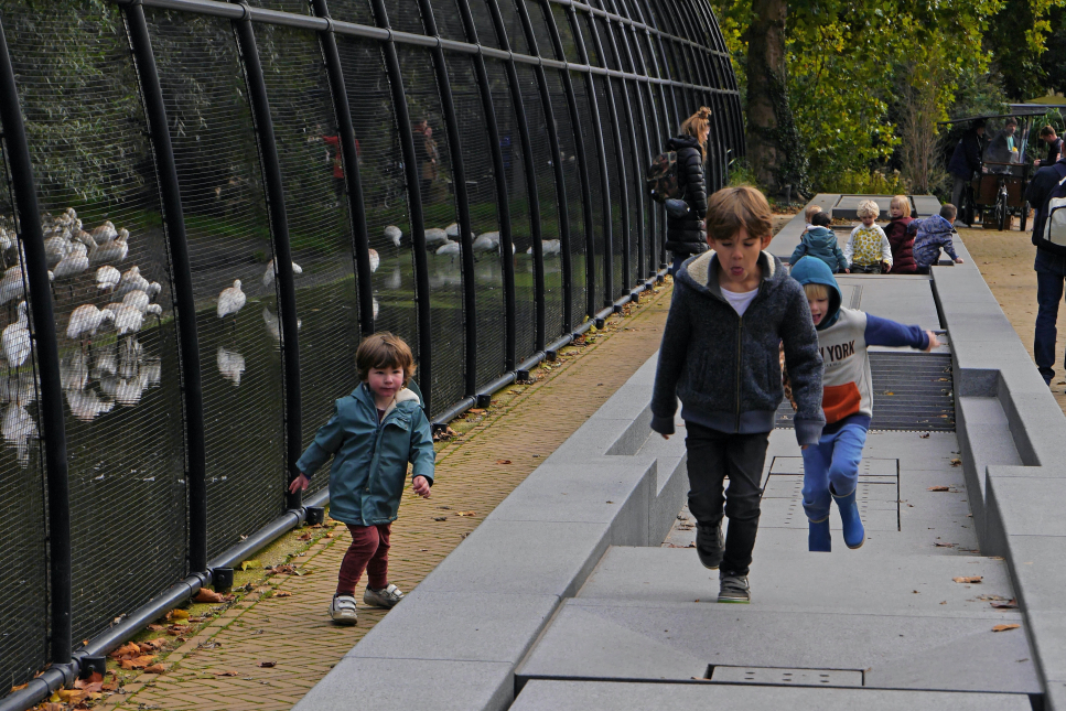 Kinderen spelen in een (droogstaande) fontein bij Artis