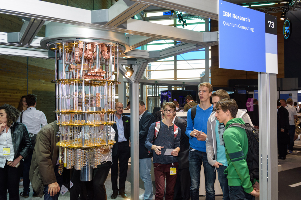 Bezoekers staan bij quantumtechnologie van IBM