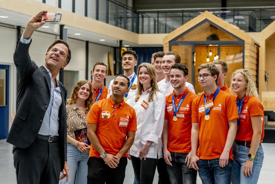 Premier Rutte met studenten van ROC Mondriaan (foto: Robin Utrecht/ANP)