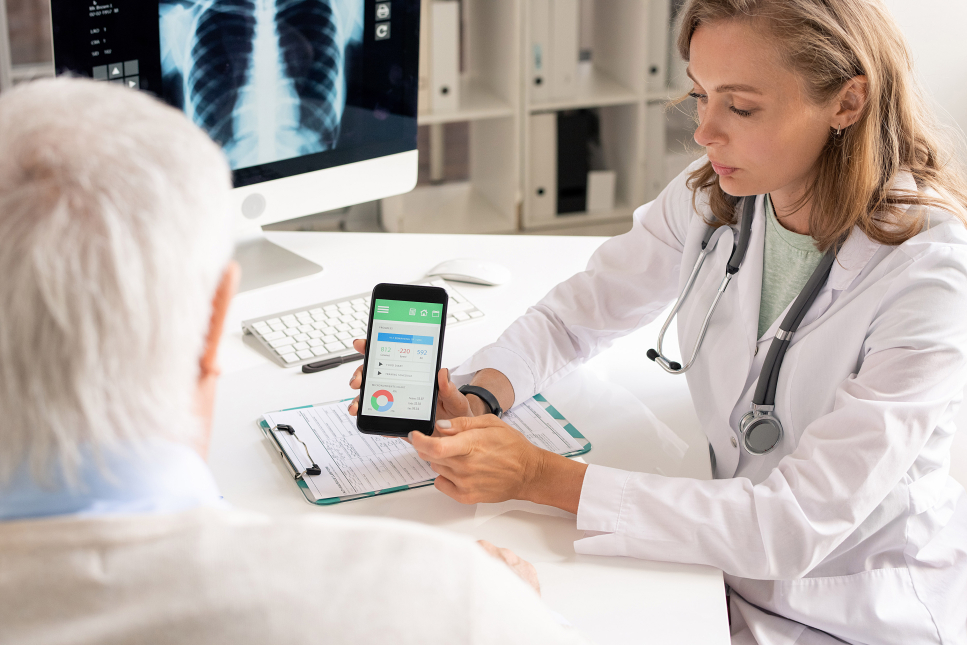 Een dokter laat data zien op een app