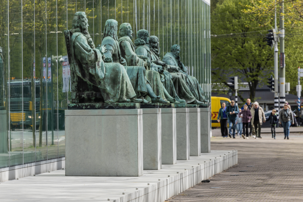 Beelden van vooraanstaande juristen voor het gebouw van de Hoge Raad in Den Haag.