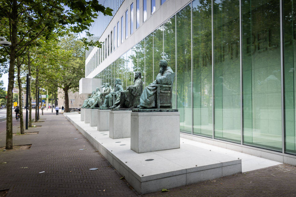 De beeldengroep aan de voorkant van het gebouw van de Hoge Raad in Den Haag.