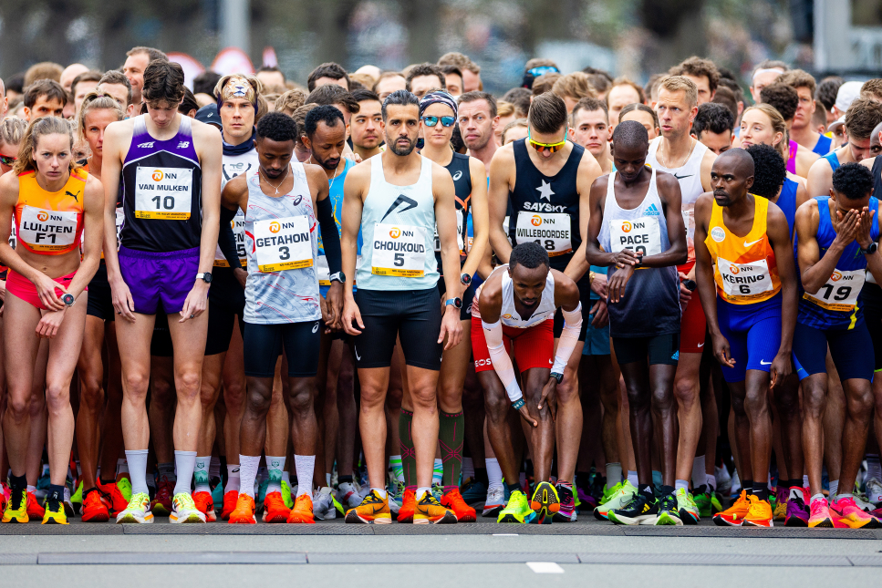 Deelnemers aan de City-Pier-City-loop staan klaar voor de start.