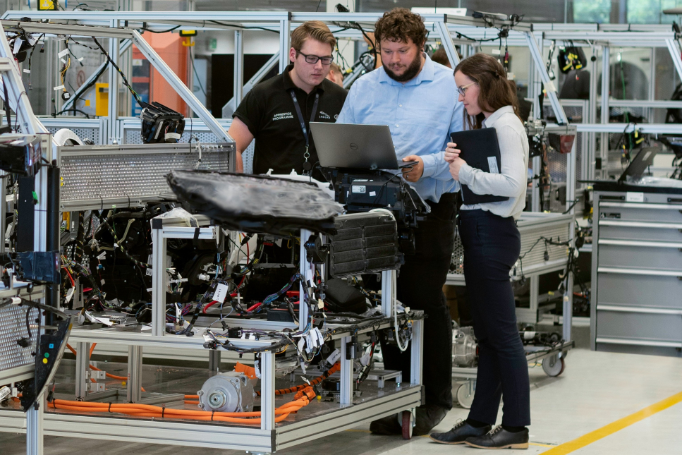 Personen in fabriek