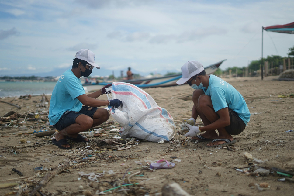 Vrijwilligers van OCG saving the ocean rapen afval op van het strand
