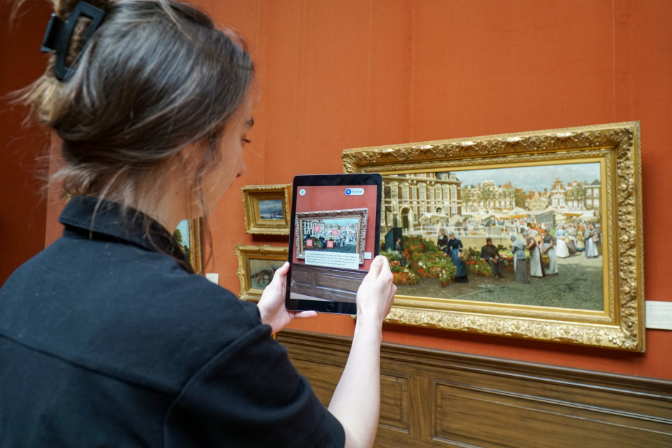 Een expositie over VR waarbij je met een tablet oude schilderijen scant voor meer informatie